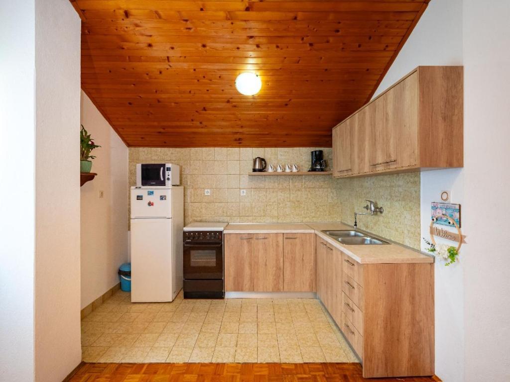 Apartment Matkos - With Garden And Terrace Nin Exterior photo